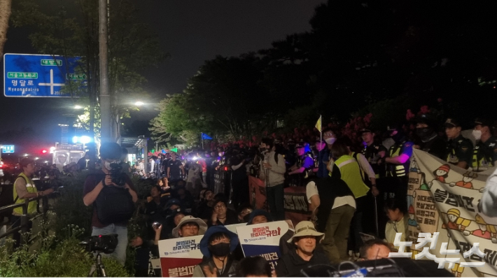 25일 오후 9시쯤 경찰이 서울 서초구 대법원 앞에서 야간문화제를 진행하던 민주노총 금속노조와 비정규직 노동단체 '비정규직 이제그만 공동투쟁'(공동투쟁) 노동자들을 강제해산 시켰다. 민소운 기자