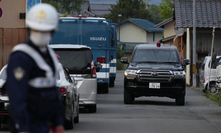 일본 경찰이 26일 범인을 붙잡아 차량에 태우고 현장을 빠져나가는 모습. 연합뉴스