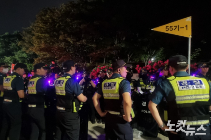 25일 오후 9시쯤 경찰이 서울 서초구 대법원 앞에서 야간문화제를 진행하던 민주노총 금속노조와 비정규직 노동단체 '비정규직 이제그만 공동투쟁'(공동투쟁) 노동자들을 강제해산 시켰다. 민소운 기자 