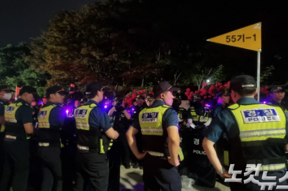 25일 오후 9시쯤 경찰이 서울 서초구 대법원 앞에서 야간문화제를 진행하던 민주노총 금속노조와 비정규직 노동단체 '비정규직 이제그만 공동투쟁'(공동투쟁) 노동자들을 강제해산 시켰다. 민소운 기자 