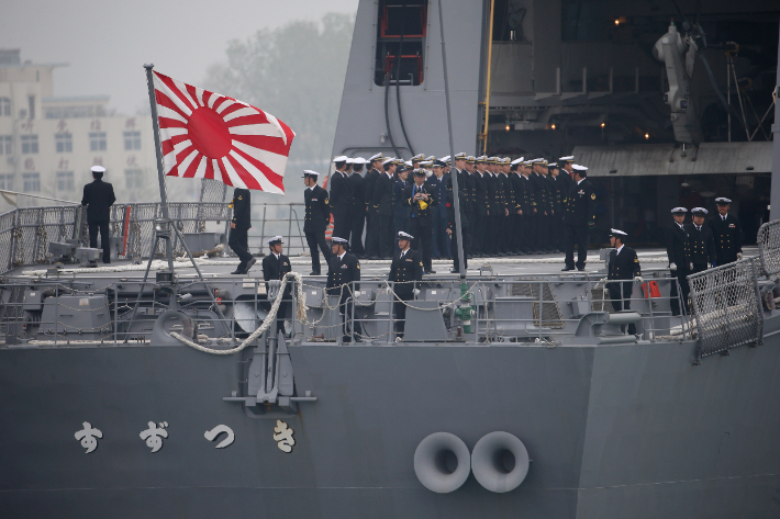 2019년 중국 칭다오 입항한 일본 해상자위대 호위함에 욱일기와 닮은 자위함기가 달려 있다. 연합뉴스
