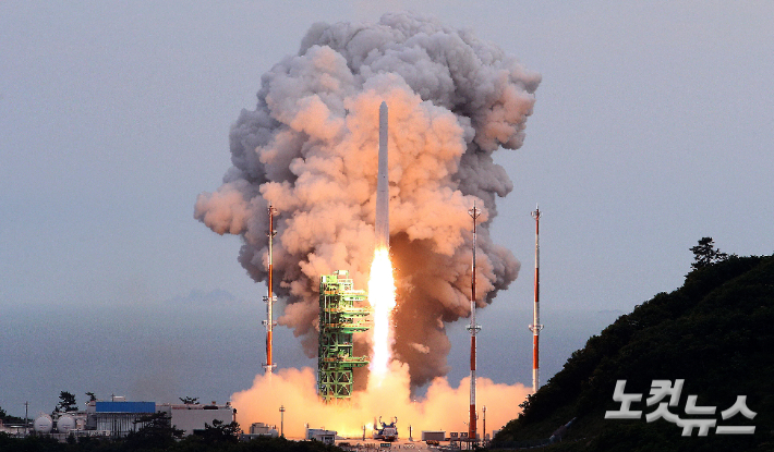 25일 오후 전남 고흥군 나로우주센터에서 국내 처음으로 실용 위성을 탑재한 누리호(KSLV-Ⅱ)가 우주로 향하고 있다. 한국항공우주연구원 제공