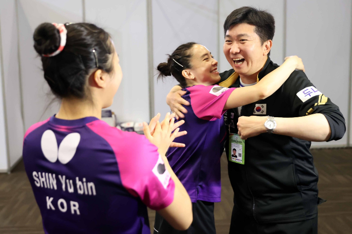 유승민 대한탁구협회장이 26일(한국 시각) 남아프리카공화국 더반에서 열린 2023 국제탁구연맹(ITTF) 개인전 세계선수권대회 여자복식 준결승에서 중국을 꺾고 결승에 오른 전지희, 신유빈과 함께 기뻐하고 있다. 대한탁구협회