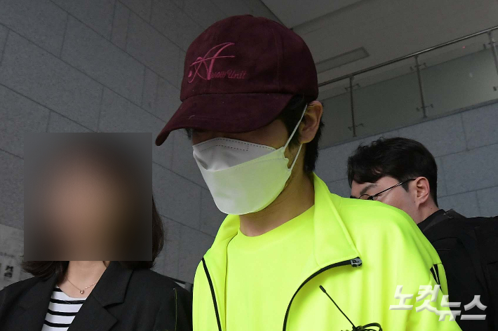 데이트 폭력으로 조사받은 직후 연인을 살해한 김모(33)씨가 28일 영장실질심사를 위해 서울 금천경찰서에서 남부지검으로 압송되고 있다. 박종민 기자
