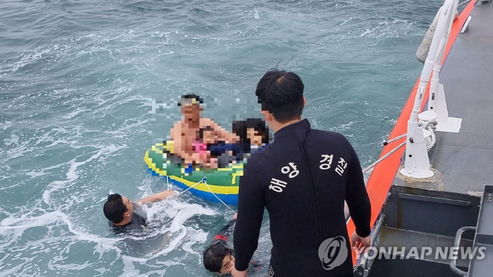 제주에서 일가족이 타고 있던 튜브가 파도에 떠밀리다 해경에 의해 구조됐다. 연합뉴스
