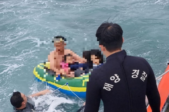 제주에서 일가족이 타고 있던 튜브가 파도에 떠밀리다 해경에 의해 구조됐다. 연합뉴스