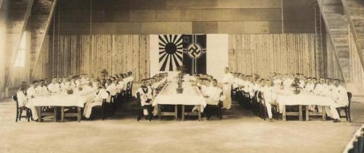 2차 대전 당시 말레이시아 페낭 일본 해군기지에 입항한 독일 U보트(잠수함) 승조원들을 위한 일본 해군의 환영식 사진. 일본 해군기로 쓰이던 욱일기가 걸려 있다. 서경덕 교수 제공