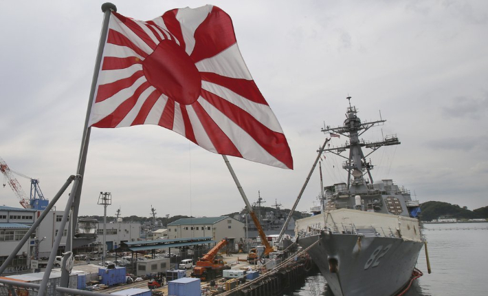 일본 요코스카에 미 해군의 알레이버크급 이지스 구축함 라센함이 정박한 모습. 군항에는 과거 일본 해군기를 그대로 쓴 해상자위대기(욱일기)를 게양하고 있다. 연합뉴스