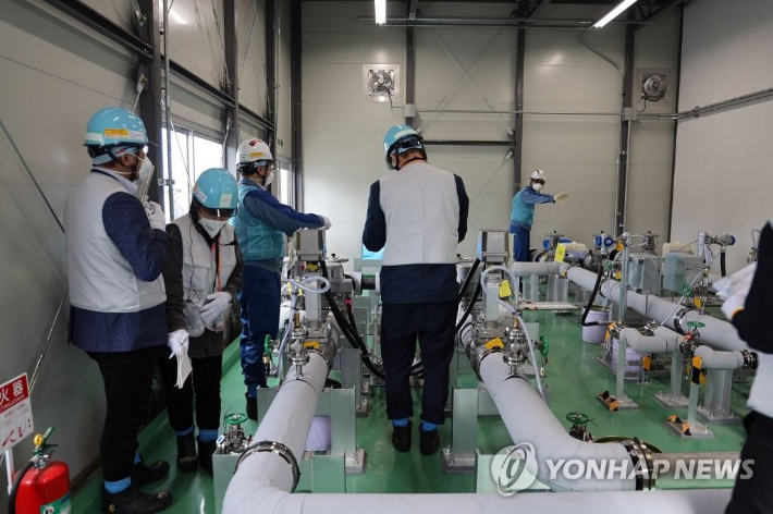 한국 정부의 후쿠시마 오염수 전문가 시찰단이 지난 24일 후쿠시마 제1원자력발전소 현장 시찰을 하고 있다. 도쿄전력 제공. 