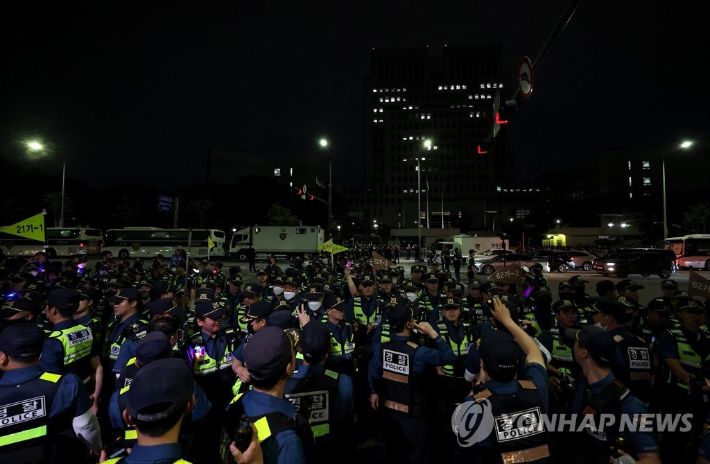 금속노조와 비정규직 노동단체 '비정규직 이제그만 공동투쟁'(이하 공동투쟁)이 25일 오후 서울 서초구 대법원 앞에서 열려던 야간 문화제를 경찰이 원천봉쇄하고 있다.
