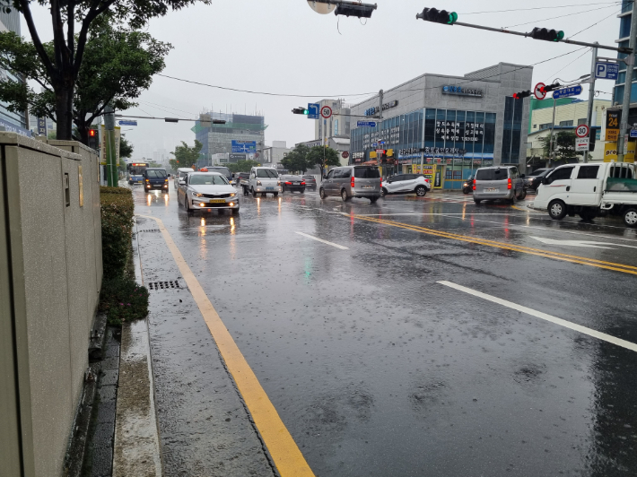 부산의 한 거리에 비가 내리고 있다. 박진홍 기자