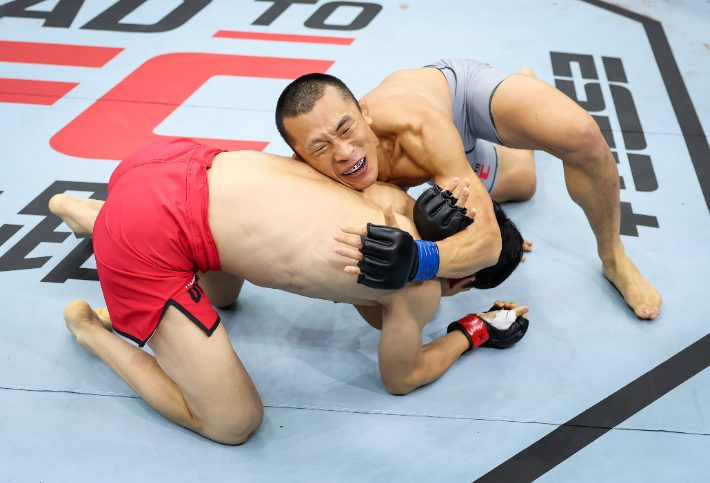 다스 초크를 시도 중인 김상욱(오른쪽). UFC 제공