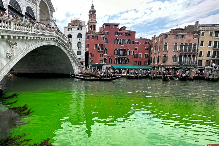28일(현지시간) 이탈리아 베네치아 대운하 강물에 녹색 물질이 퍼져 현지 당국이 조사에 나섰다. 연합뉴스