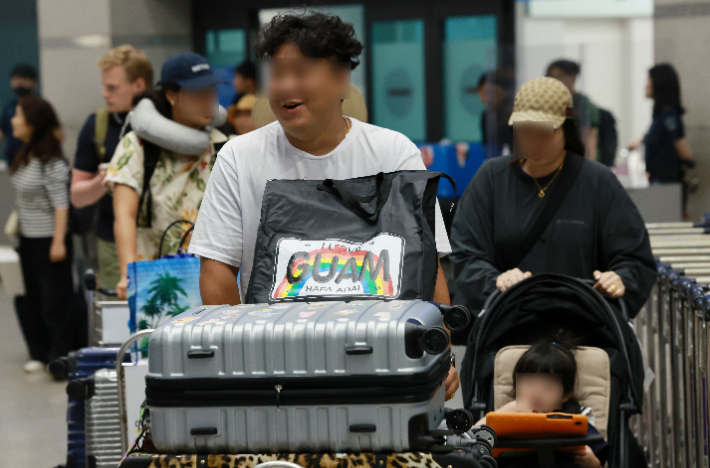 태풍 '마와르' 영향으로 괌에 고립됐던 한국 관광객들이 괌 국제공항 운영 재개로 29일 오후 인천국제공항 제1여객터미널 입국장을 통해 귀국하고 있다. 연합뉴스