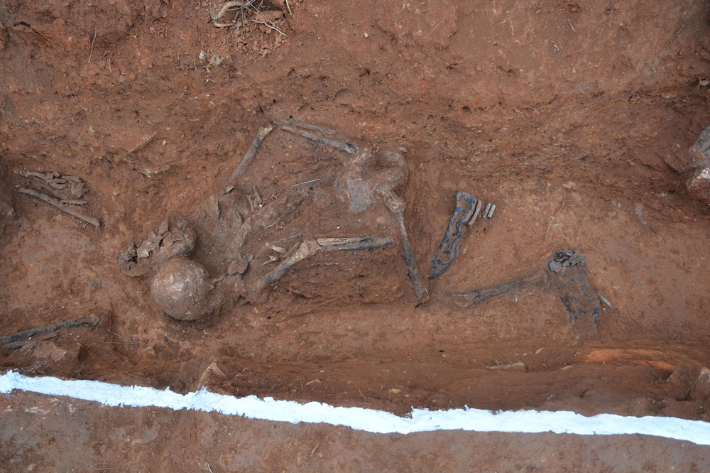 1구역에서 발굴된 유해, 양 팔이 뒤로 꺾여 있고 교통호 바닥으로 고꾸라져 있는 모습이다. 진실화해위원회 제공