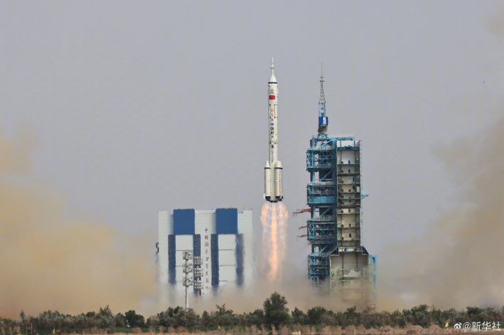 중국 유인 우주선 선저우 16호 발사 장면. 신화통신 홈페이지 캡쳐