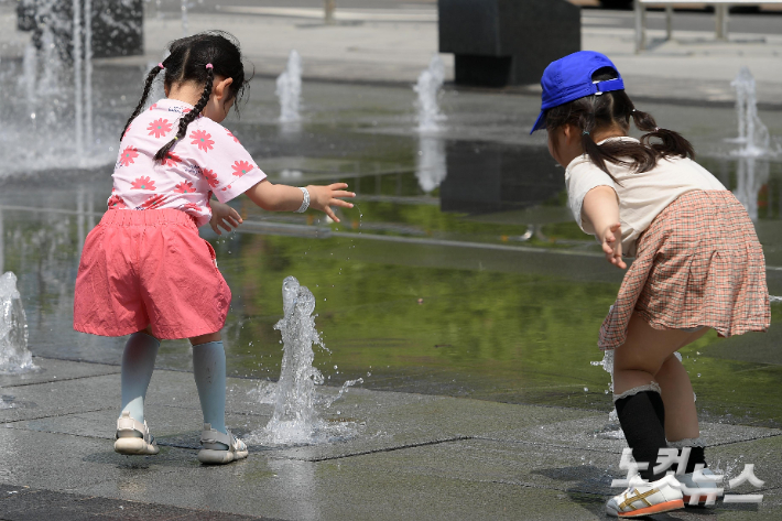낮 기온이 크게 오르며 초여름 날씨를 보인 15일 서울 광화문광장 바닥분수에서 어린이들이 더위를 식히고 있다. 박종민 기자