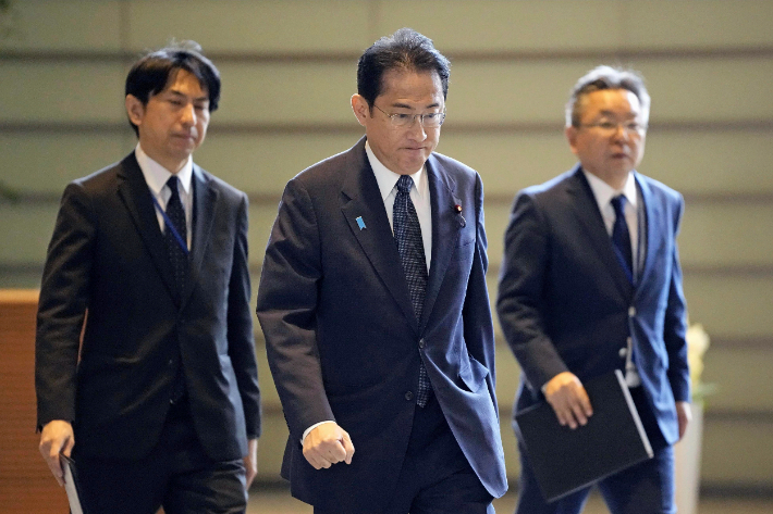 31일(현지시간) 기시다 후미오 일본 총리가 북한 발사체 관련 국가안전보장회의 소집을 위해 집무실에 도착하고 있다. 연합뉴스