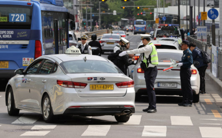 지난달 24일 경찰이 교차로 우회전 시 일시정지 의무 위반 차량 단속을 하고 있다.연합뉴스