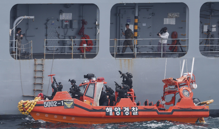 확산방지구상(PSI) 해양차단훈련이 기상악화로 축소된 가운데 31일 오전 제주민군복합항에서 우리 해군과 해경, 국방부 직할 국군화생방방호사령부 특수임무대대가 가상의 함정을 검색하는 방식으로 훈련이 진행되고 있다. 가상의 피검색함 역할은 군수지원함 대청함이 맡았다. 연합뉴스