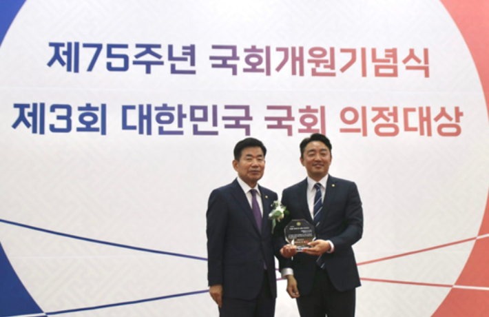 김진표 국회의장(왼쪽)과 강훈식 의원이 기념촬영을 하고 있다. 강 의원실 제공