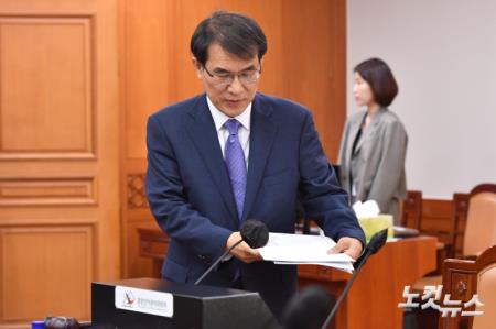 무거운 표정으로 긴급회의 참석하는 노태악 중앙선거관리위원장