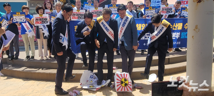 '후쿠시마 원전 오염수,오염 수산물'이라고 적힌 모형물을 밟는 퍼포먼스를 펼치고 있는 모습. 전영래 기자