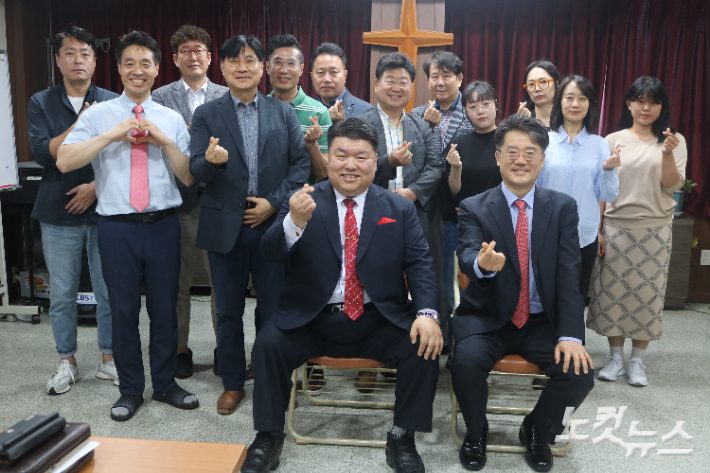 예수마음교회 나상진 담임목사가 31일 대전CBS 예배실에서 연 직원 초청 예배에서 '허락하시기를 원하노라'라는 주제의 설교 말씀을 전했다. 정세영 기자