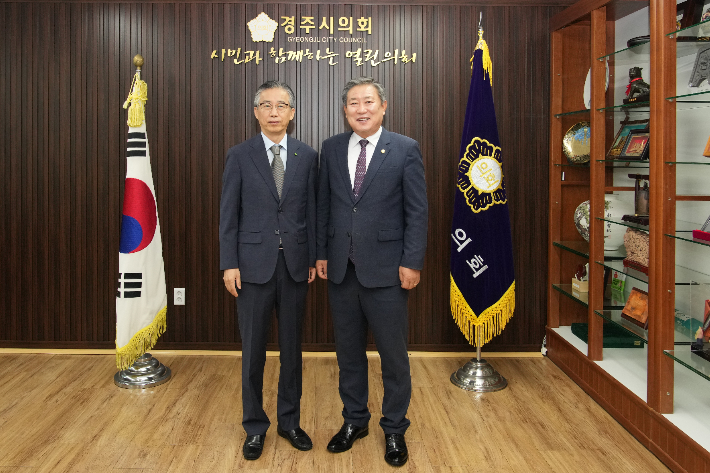 조성돈(좌측) 한국원자력환경공단 이사장이 이철우 경주시의회 의장을 만나 협조를 요청했다. 공단 제공