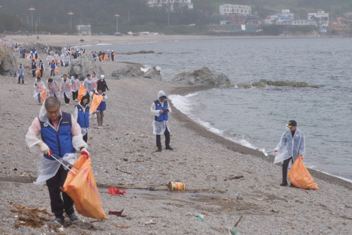 월성본부 김한성 본부장을 비롯한 비치코밍 참석자들이 해안 쓰레기를 치우고 있다. 월성본부 제공