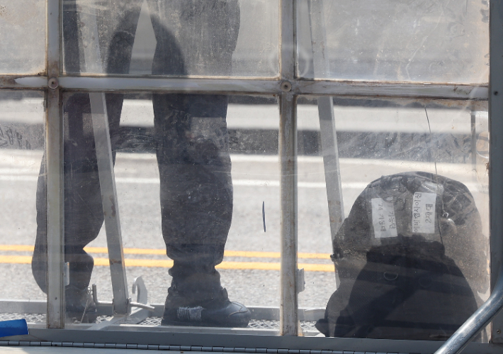 31일 오후 서울 용산구 대통령실 인근에서 건설노조의 정부 규탄집회에 '예비캡사이신' 글자가 적힌 가방이 놓여져 있다. 연합뉴스
