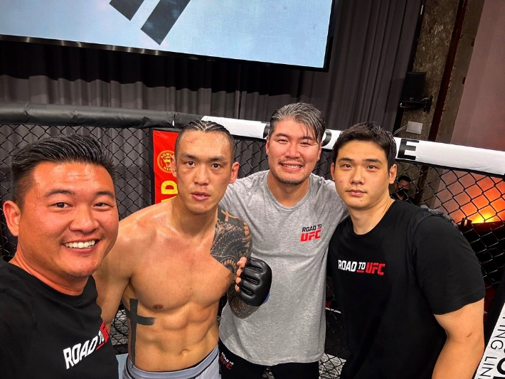 한국 우슈 국가대표 출신 유상훈(왼쪽에서 두 번째)이 지난달 28일 '로드 투 UFC 시즌2'에서 필리핀 챔피언을 꺾은 뒤 기념 촬영을 한 모습. 대한우슈협회