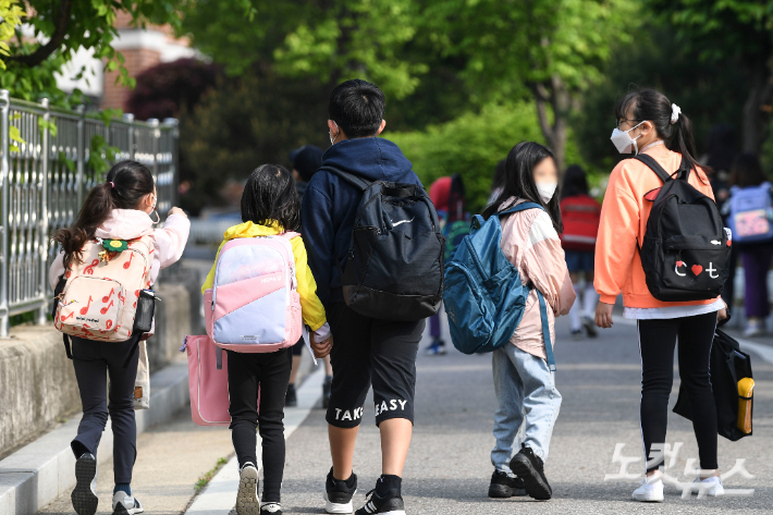 서울 한 초등학교 학생들이 등교하고 있다. 사진공동취재단