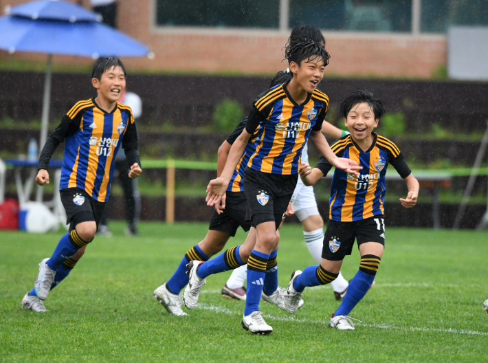 제52회 전국소년체육대회에 참가한 선수들이 축구 경기를 하고있다. 대한체육회 제공