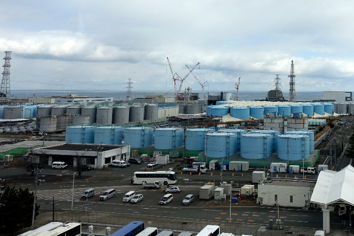 후쿠시마 제1원자력 발전소에 약 1천개의 오염수 보관 탱크가 나열되어 있다. 연합뉴스