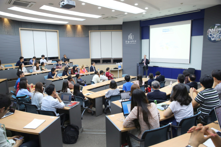 교수-학생간의 상호작용이 활발한 토론식 한동대학교 수업. 한동대 제공