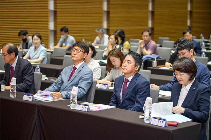 지난 5월 31일 서울 용산 백범김구기념관 대회의실에서 '2023 COLiVE 상반기 세미나'에서 참석자들이 관련 발제를 듣고있다. 전문대학평생직업교육협회 제공