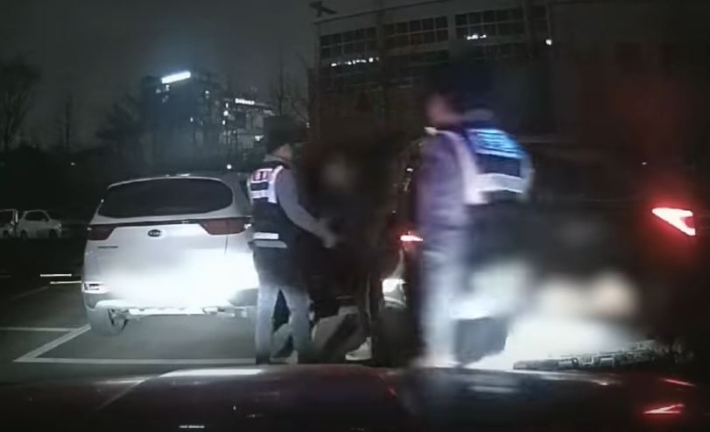 A씨가 경찰서 주차장에 주차 후 차량에서 내리는 모습. 경찰청 유튜브 영상 캡처