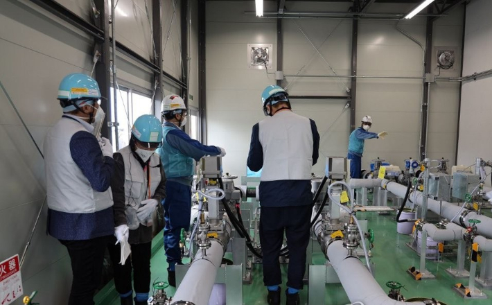 한국 정부의 후쿠시마 오염수 전문가 시찰단이 지난달 24일 후쿠시마 제1원자력발전소 현장 시찰을 하고 있다. 연합뉴스