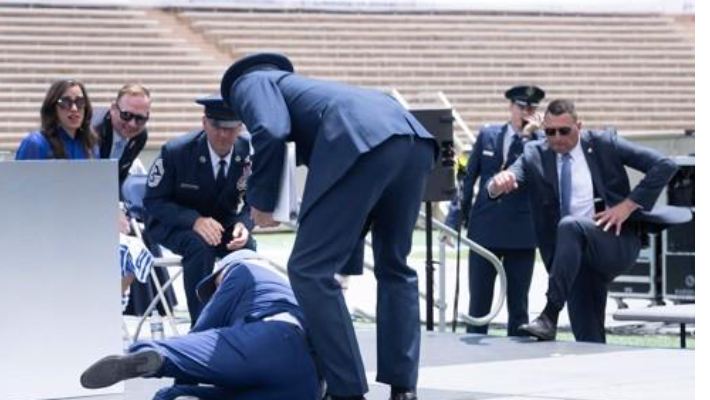 미국 공군사관학교 졸업식 행사장서 넘어진 조 바이든 대통령. 연합뉴스 
