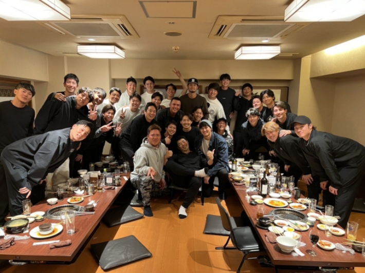 오타니가 SNS를 통해 공개한 일본 대표팀 회식 모습. 오타니 쇼헤이 SNS 캡처