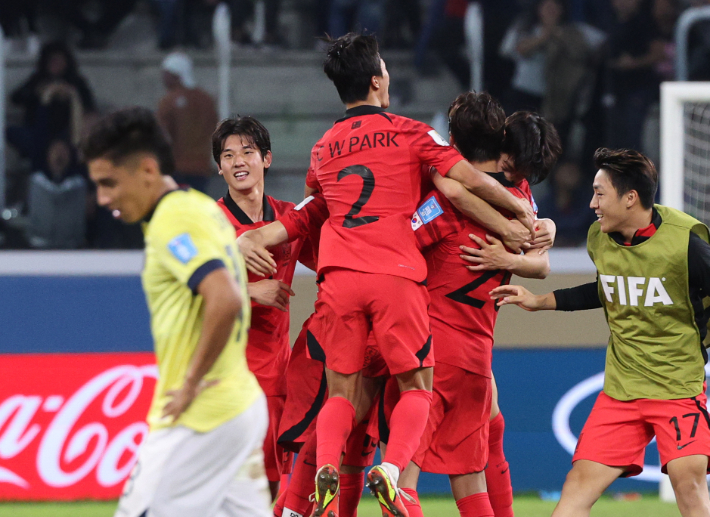 1일(현지시간) 오후 아르헨티나 산티아고 델 에스테로 스타디움에서 열린 2023 국제축구연맹(FIFA) 20세 이하(U-20) 월드컵 16강전 한국과 에콰도르의 경기에서 3-2로 승리를 거두며 8강 진출에 성공한 한국 선수들이 기뻐하는 모습. 연합뉴스