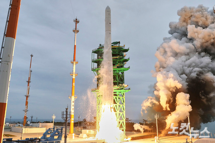 지난달 25일 오후 전남 고흥군 나로우주센터에서 국내 처음으로 실용 위성을 탑재한 누리호(KSLV-Ⅱ)가 우주로 향하고 있다. 한국항공우주연구원 제공