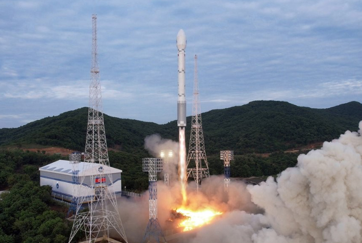 북한이 지난달 31일 북한 평안북도 철산군 동창리 새발사장에서 쏜 첫 군사정찰위성 '만리경 1호'를 실은 위성운반로켓 '천리마 1형'의 발사 장면을 1일 조선중앙통신이 공개했다. 연합뉴스