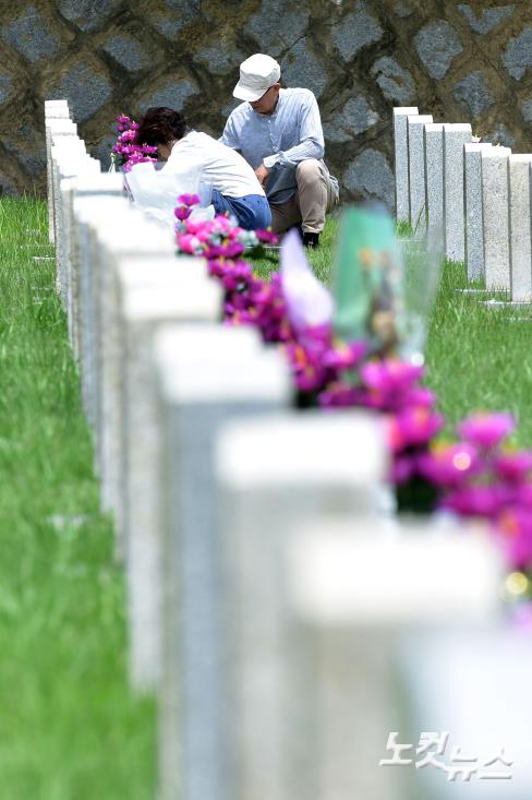 제68회 현충일을 이틀 앞둔 4일 서울 동작구 국립서울현충원 묘역을 찾은 가족들이 참배를 하고 있다.