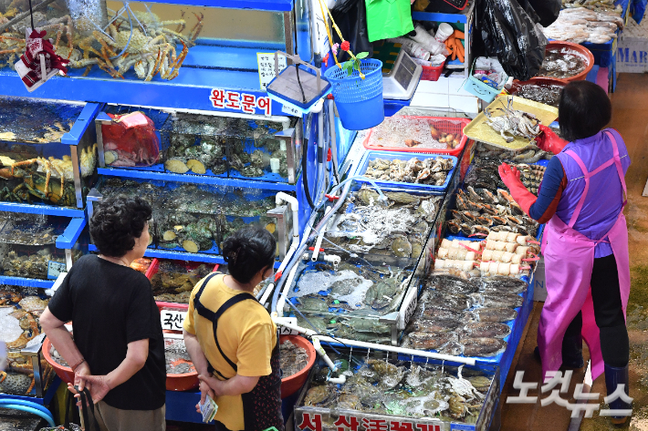서울 동작구 노량진 수산시장에 상인들이 수산물을 판매하고 있다. 류영주 기자