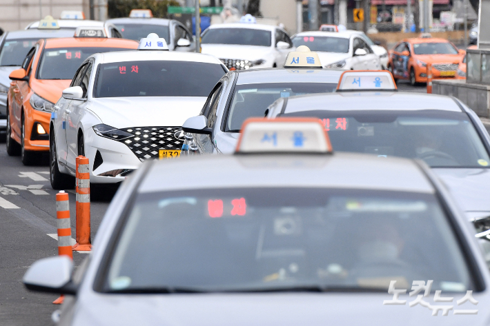서울역 인근 도로서 택시 돌진…10명 부상