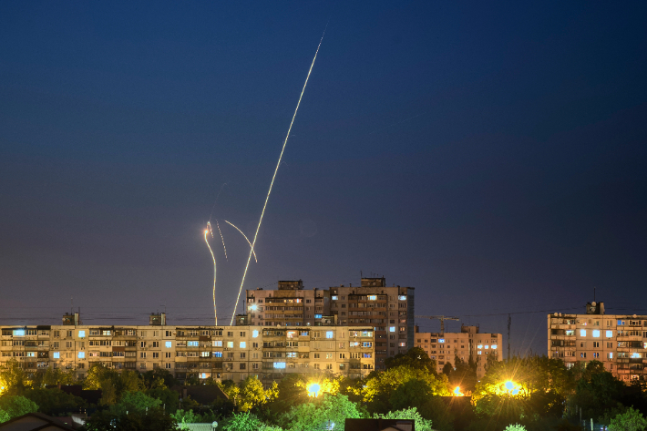 4일(현지시간) 우크라이나 하르키우에서 러시아 로켓이 우크라이나를 향해 발사되고 있다. 연합뉴스