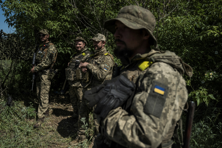 4일(현지시간) 러시아의 우크라이나 공격이 이어지는 가운데 우크라이나 군인들이 우크라이나-러시아 국경 근처에 서 있다. 연합뉴스