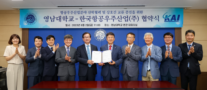 영남대학교와 한국항공우주산업이 업무협약을 체결했다.(왼쪽에서 다섯 번 째부터 강구영 사장, 최외출 총장) 영남대 제공